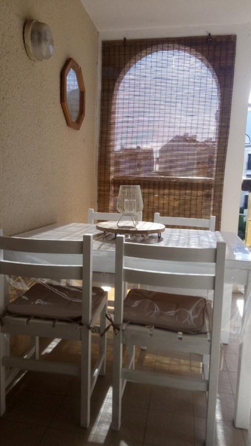 Lakeside Retreat: Beachfront Getaway With Pools And Family Activities Apartment *