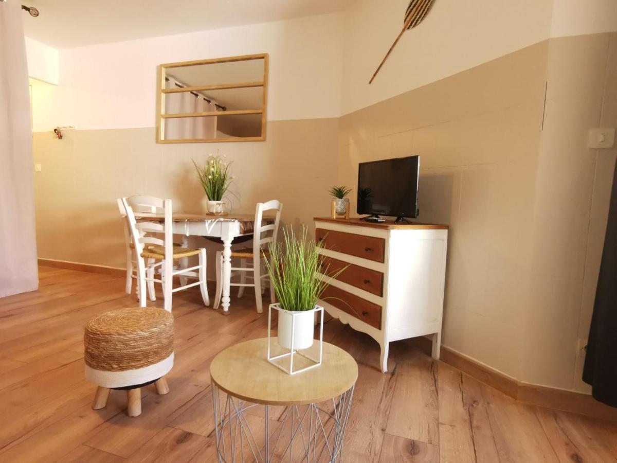 Lakeside Retreat: Beachfront Getaway With Pools And Family Activities Le Barcares