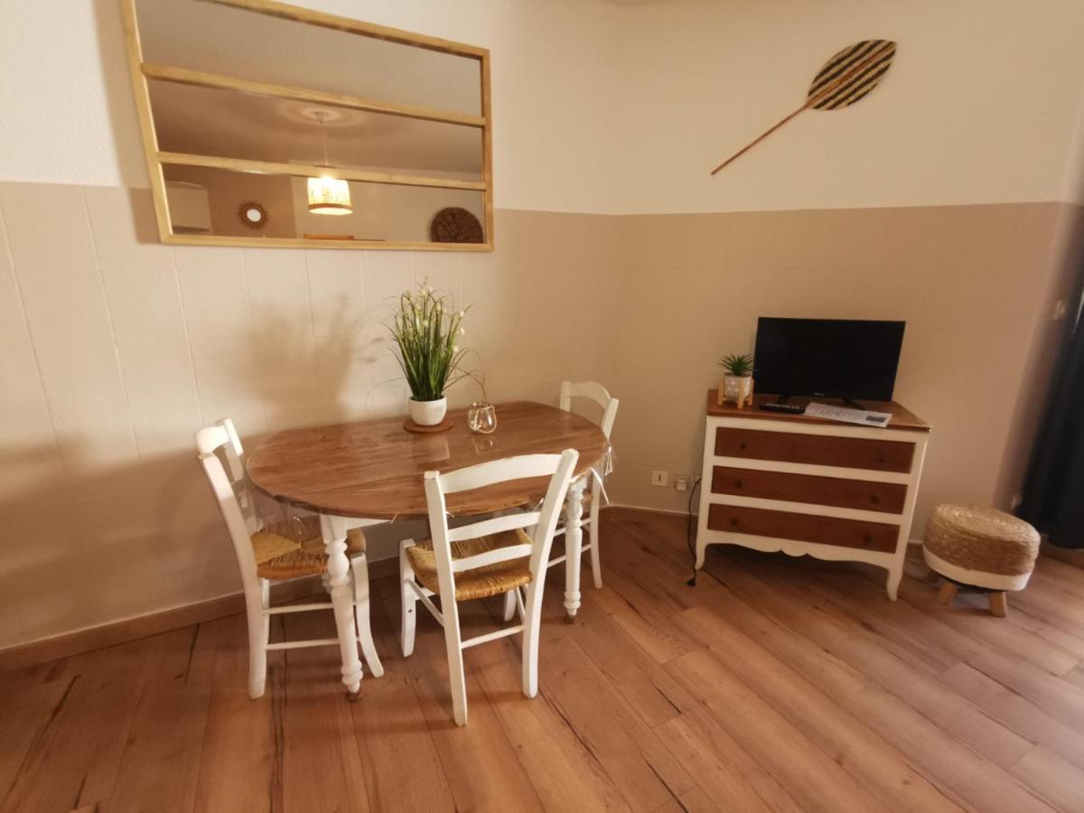 Lakeside Retreat: Beachfront Getaway With Pools And Family Activities Apartment Le Barcares