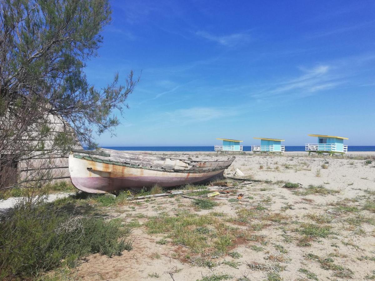 Lakeside Retreat: Beachfront Getaway With Pools And Family Activities Le Barcares