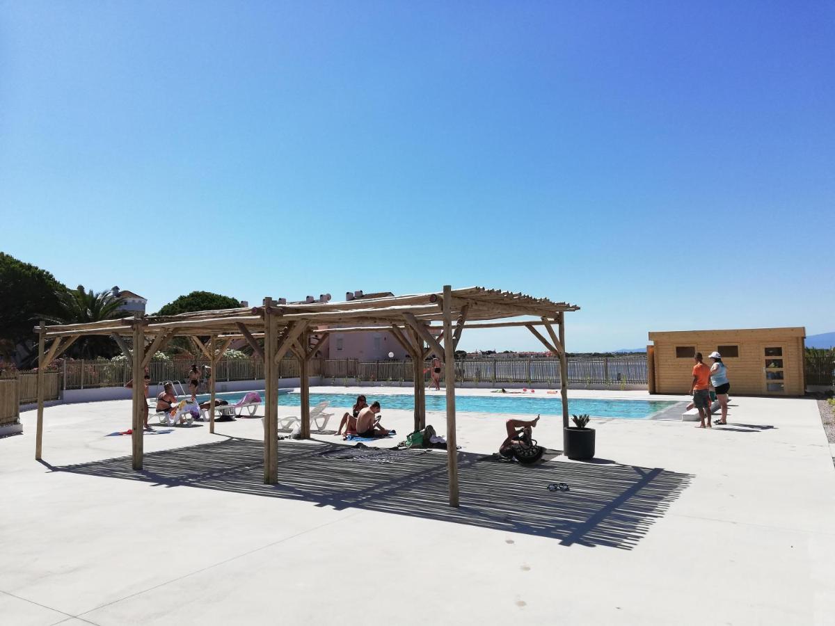 Lakeside Retreat: Beachfront Getaway With Pools And Family Activities Le Barcares