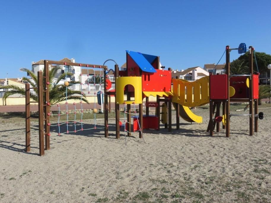 Lakeside Retreat: Beachfront Getaway With Pools And Family Activities Apartment Le Barcares